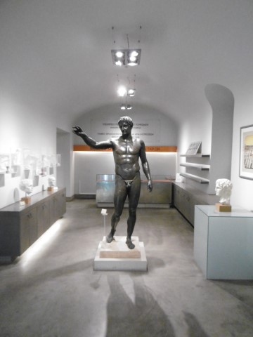 Bronzen beeld in Museum van Athene